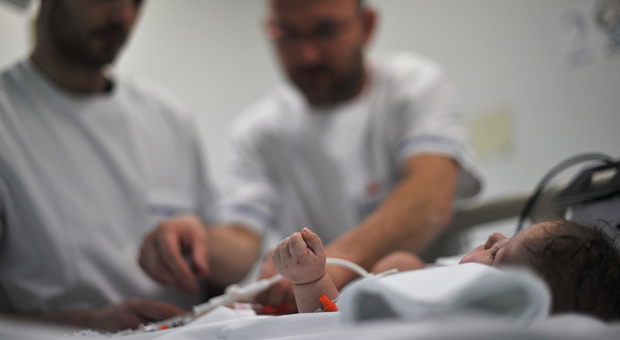 Neonato di 4 mesi si sente male nella notte: il piccolo Davide muore poco dopo all'ospedale