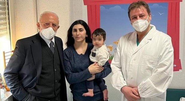 De Luca fa visita a Nza, la bimba irachena operata al cuore a Napoli: «Sta meglio, sono felice»