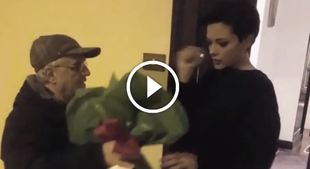 Il video della consegna delle rose