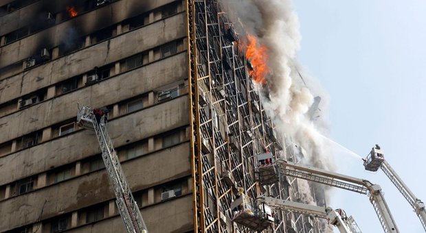 Iran, grattacielo crolla dopo incendio: morti 30 pompieri