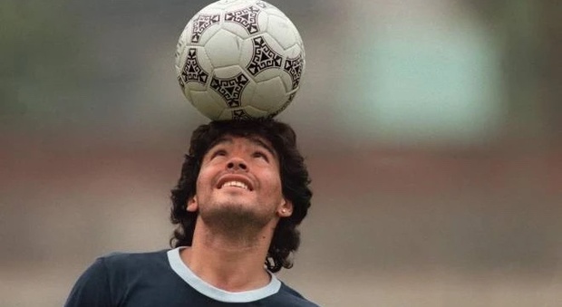 Maradona, l'asta dei suoi cimeli fa flop: solo 23mila euro per pagare i debiti di Diego