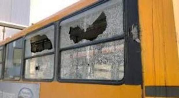 Napoli, bus scortati dalle forze dell'ordine dopo le violenze. A bordo militari in borghese