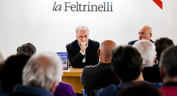 Veltroni presenta l'ultimo libro a Napoli: «Non svalutiamo il nostro presente»