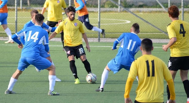 Leonardo Nanni in azione tra i giocatori dell'Albalonga