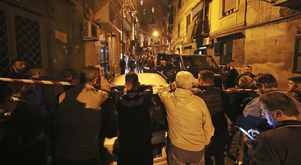 «Napoli, le armi della faida di camorra nascoste nei copertoni delle auto dei residenti»
