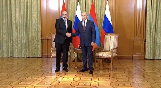 Putin organizza vertice a Sochi tra Armenia e Azerbaijan per fermare la guerra
