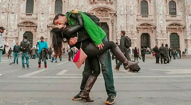 Innamorati a 13mila chilometri di distanza: l'incontro a metà strada per darsi un bacio