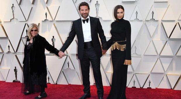 Bradley Cooper agli Oscar con mamma e moglie (e le fan si sciolgono)
