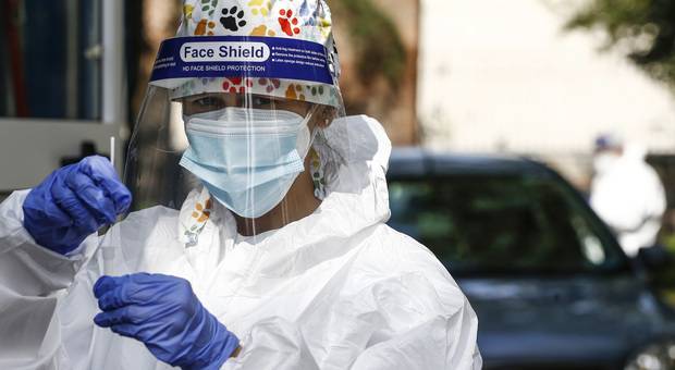 Coronavirus in Italia, contagi ancora da record: 8.804 nuovi positivi e 83 morti. Mai così tanti decessi da giugno