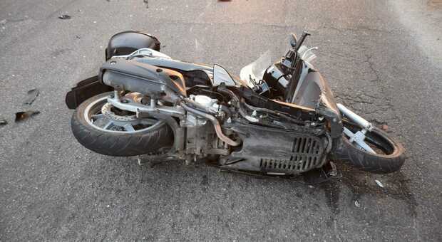 Incidente sulla strada statale Sannitica: auto contro scooter, morto 26enne