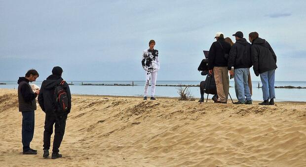 La spiaggia di velluto diventa un set: modelli in posa per la rivista Vogue