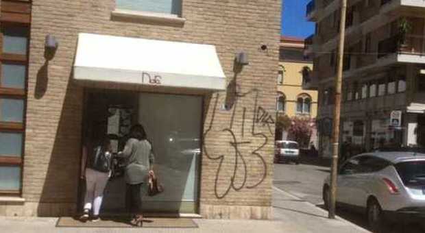 A San Benedetto un raid vandalico deturpa muri delle chiese e boutique