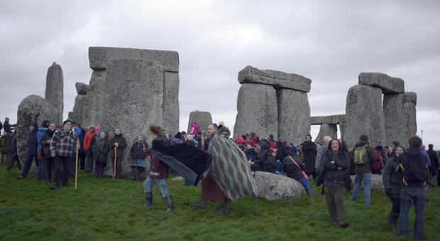 Centinaia di adepti salutano l'inverno nel sito preistorico di Stonehenge