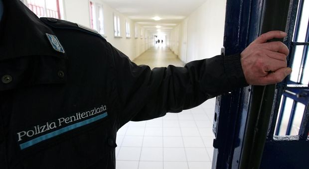 Avellino, nasconde la droga negli slip per cederla al compagno detenuto: arrestata