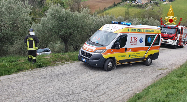 L'auto nella scarpata a Castorano e l'intervento dei soccorritori