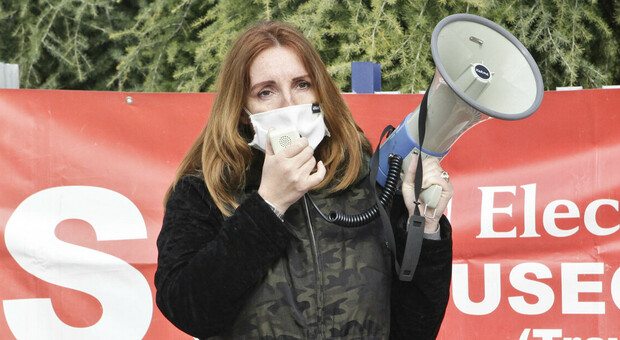 Elena Donanzzan alla manifestazione di Acc davanti allo stabilimento Electrolux di Susegana