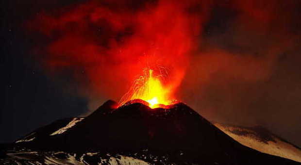 Show dell'Etna, boati ed eruzioni nella notte