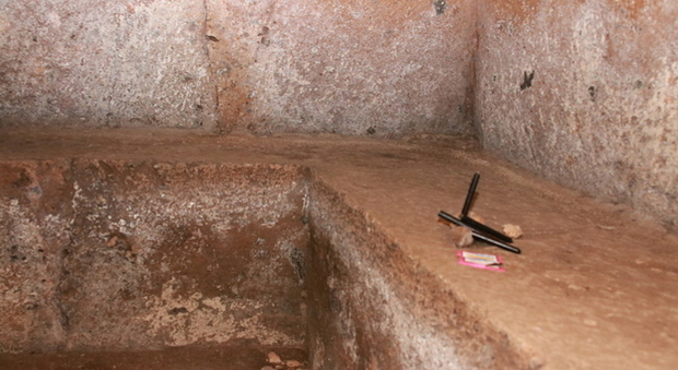 Messe nere e sesso di gruppo nelle tombe etrusche: trovato manuale e formule per invocare Satana