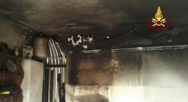 Pentola lasciata sul fuoco innesca l'incendio: distrutta una cucina