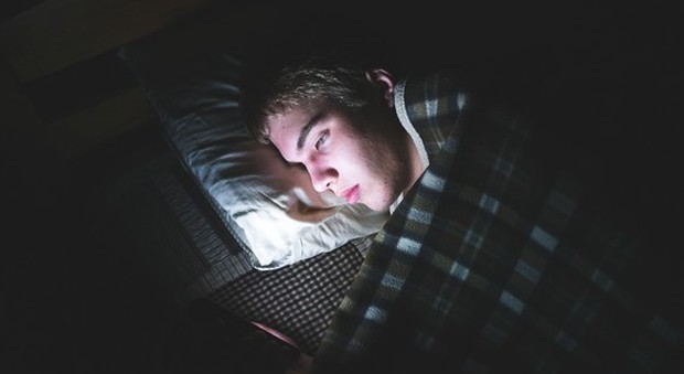 Allerte cellulari, svegliarsi di notte danneggia la salute