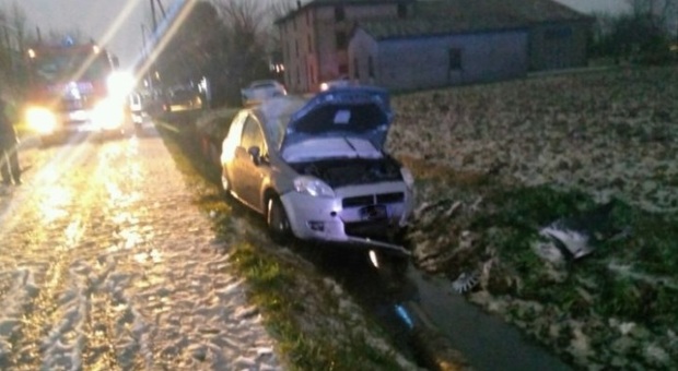 Incidente a Castelnovo, auto sbanda sotto la grandinata: morto un ragazzo di 23 anni