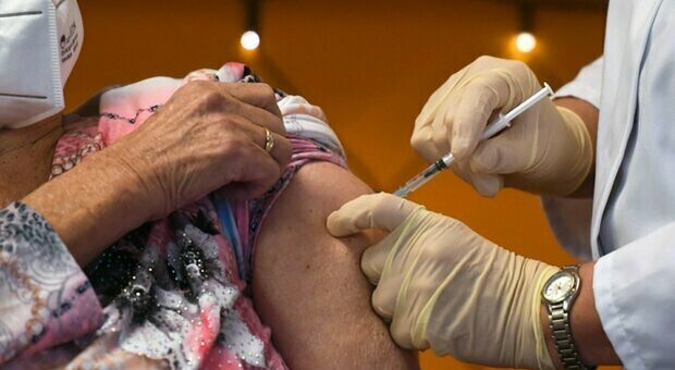 Vaccini, la svolta di Londra: una sola dose a più persone possibili. E gli Usa ci stanno pensando