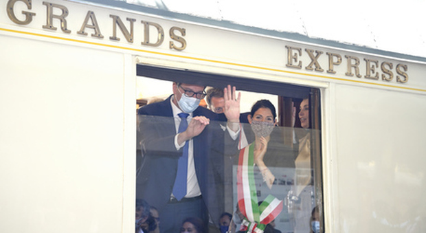 Vacanze, lusso a 5 stelle in treno sognando La Dolce Vita: dal 2023 viaggi sulle ferrovie storiche italiane