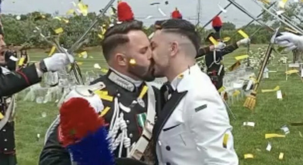 Matrimonio tra carabiniere e parrucchiere, il sindacato: «Chi si ama non infanga la divisa»
