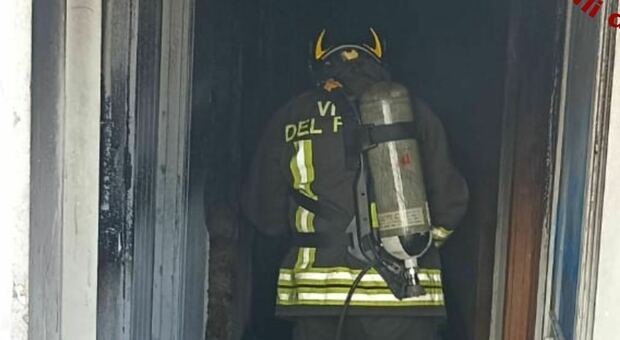 Salento, scoppia l'incendio in cantina: intossicata una 15enne al terzo piano