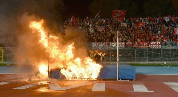 Rimini-Perugia, terrore allo stadio: scoppia un incendio in curva, stangata del giudice sportivo