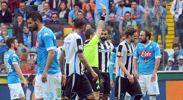 Napoli, come ti spreco lo scudetto: sconfitta per 3-1, Higuain espulso, Juve a +6. È «fatal Udine»