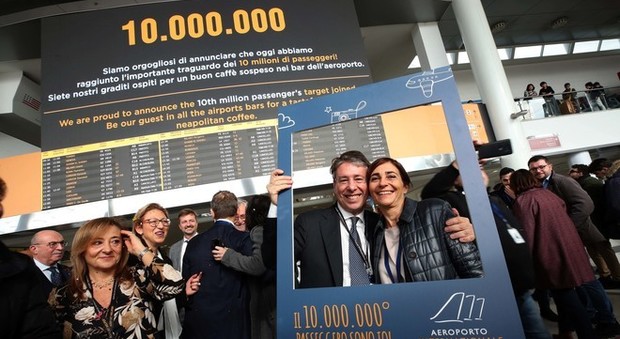 L’aeroporto di Napoli festeggia i 10 milioni di passeggeri in un anno. De Luca: «Complimenti, è un record»