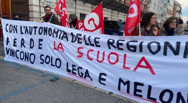 Autonomia differenziata, sindaci e cittadini in piazza in Puglia per dire no