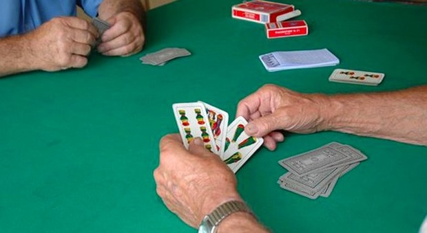 Evade per giocare a carte al bar: arrestato nonno terribile di 86 anni