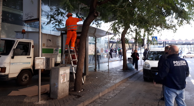 Napoli, task force a piazza Garibaldi: rimosse fioriere piene di rifiuti