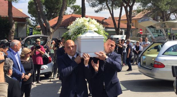 Filippone, lacrime ai funerali di Marina e Ludovica: I bimbi cantano Arisa, le famiglie si abbracciano