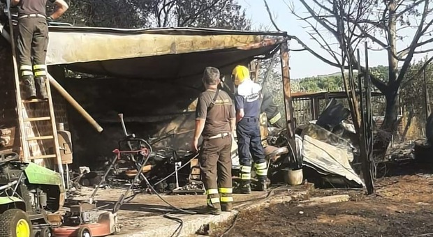 Civita Castellana, incendio lambisce una casa. Distrutti i mezzi agricoli