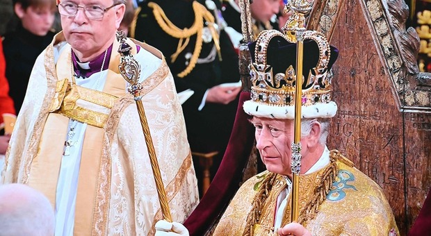 Re Carlo III d'Inghilterra, il mantello di ermellino la corona e lo scettro: ecco il significato degli abiti