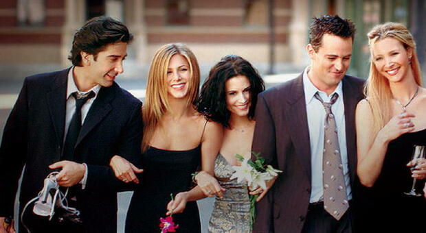 Matthew Perry, il cast di Friends rompe il silenzio: «Eravamo più che semplici colleghi, eravamo una famiglia»