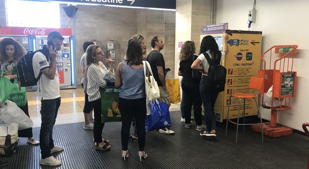 Roma, lunghe file davanti alle macchinette mangia-plastica nelle stazioni della Metro. I cittadini: «Ne servono altre»