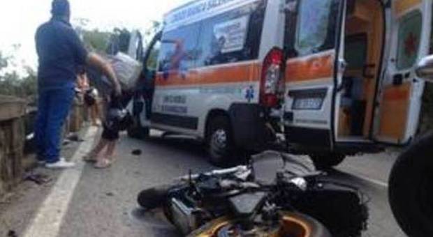Orrore sulla Statale Amalfitana: scontro tra un autobus e tre moto: due morti
