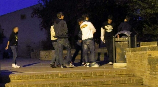 Roma, baby gang in azione: rapina a Colli Aniene. Feriti due studenti