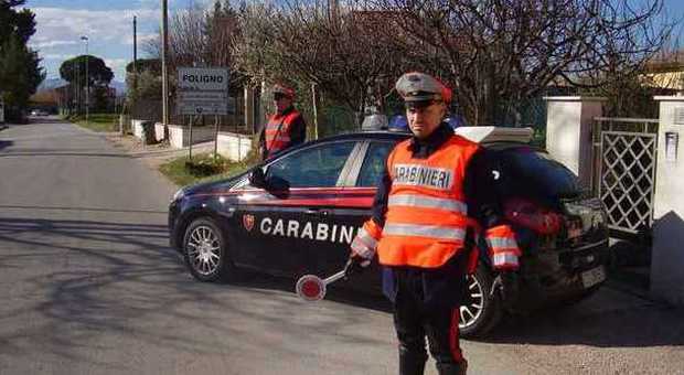 Abusivi chiedono soldi per la sosta smascherati e multati dai carabinieri