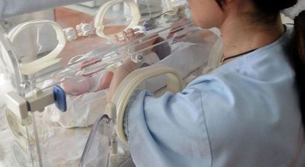 Neonato muore durante il trasporto in ambulanza: "Colpito da asfissia dopo il parto". Dramma in Calabria