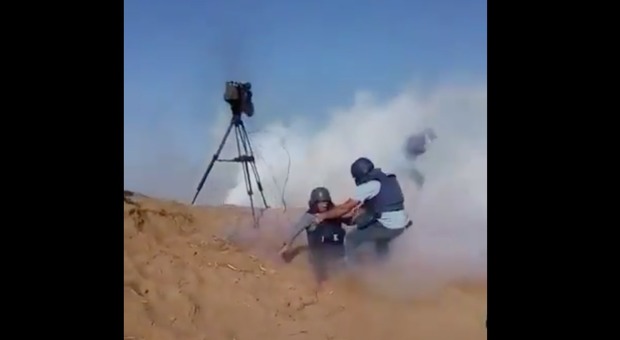 Alta tensione sulla Striscia di Gaza, esercito israeliano attacca i giornalisti col gas lacrimogeno Video