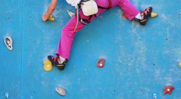 Ragazzina di 11 anni cade durante l'arrampicata in palestra: è grave. «Imbragatura troppo grande»