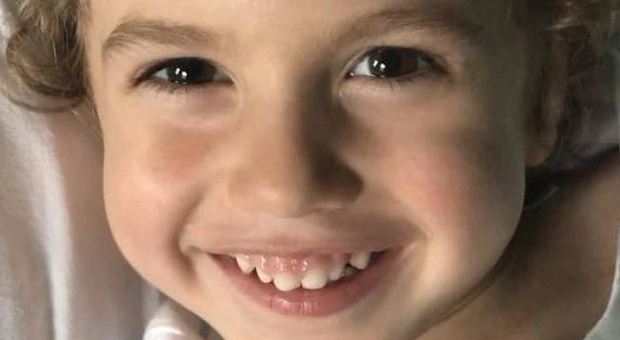 Bimbo di tre anni muore per una malattia incurabile, paese in lutto per il piccolo Alessandro