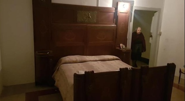 «Vi prego, non portatemi via il letto»: 85enne sfrattata dalla casa popolare