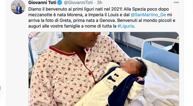 Toti mostra la foto di una bambina nigeriana: «Prima nata a Genova nel 2021», ma volano insulti razzisti. La Lega: «Non è italiana»