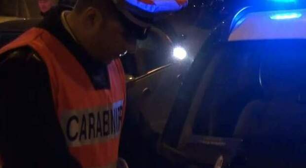 Fermato dai carabinieri cerca di fuggire in auto ma si schianta su un'altra vettura
